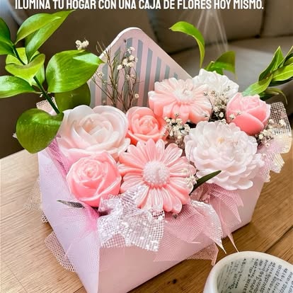Caja sobre con flores de cera